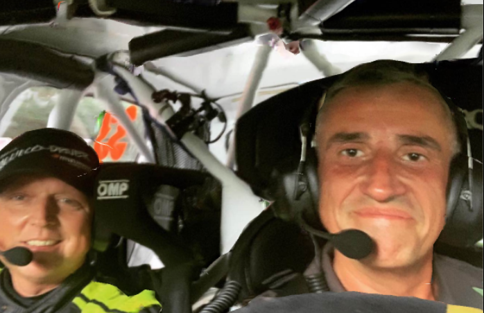 Interaktív online versenyautó leleplezés